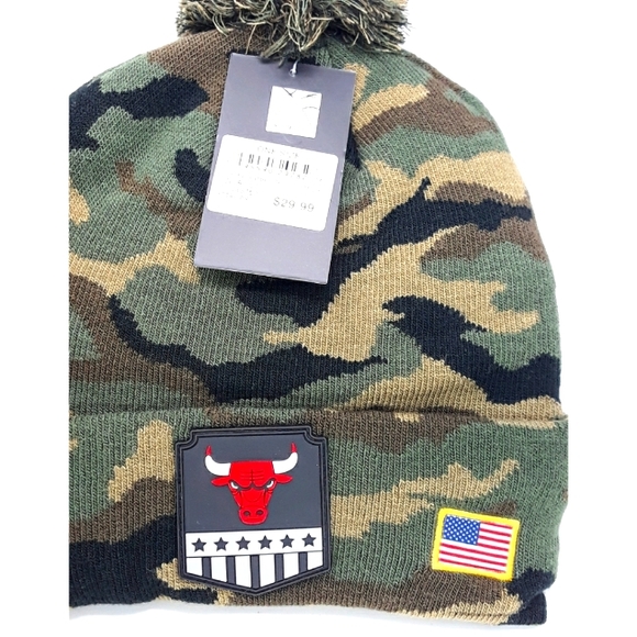 ULTRA GAME NBA Chicago Bulls Pom Pom Beanie - Picture 3 of 3